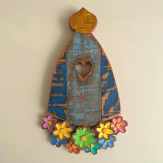 Quadro Decorativo Silhueta Nossa Senhora Aparecida em Madeira Rústica com Flores